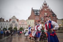 Wycinali hołubca na rynku w Chojnicach (FOTO)