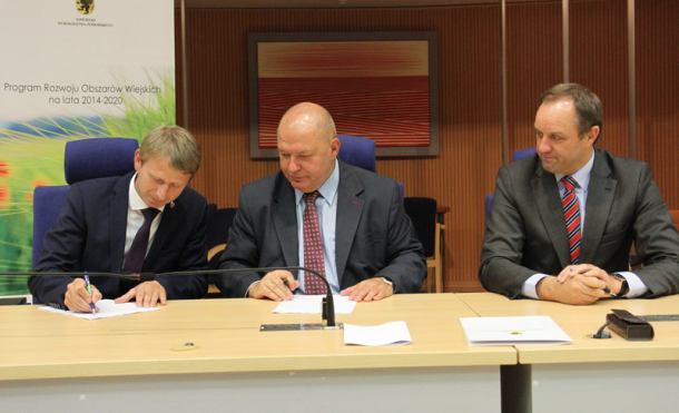 Umowa podpisana. Są pieniądze na przebudowę dróg gminnych w Kosobudach i Leśnie