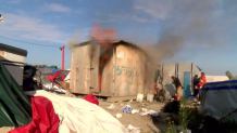 Buldożery burzą "dżunglę" w Calais. W obozowisku wybuchają pożary