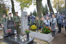 Kościerscy policjanci odnowili cmentarny obelisk zmarłego 90 lat temu funkcjonariusza (FOTO)