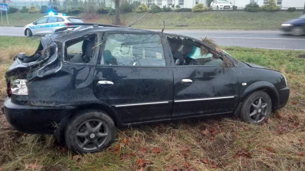Dachowanie na dawnej "berlince". Tuż przed Chojnicami od strony Czerska auto wypadło z drogi (FOTO)