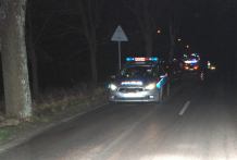 Kia uderzyła w drzewo. Ranny 11-latek, kierowca po użyciu alkoholu