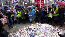 "Reforma jest nieprzygotowana", "Sterują nami jak pionkami". Protestujący nauczyciele usypali pod Sejmem kopiec z kredy