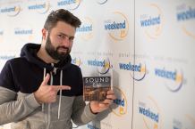 Bartek Szopiński w studiu Weekend FM