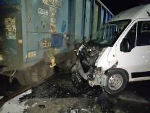 Kolizja busa z pociągiem (FOTO)