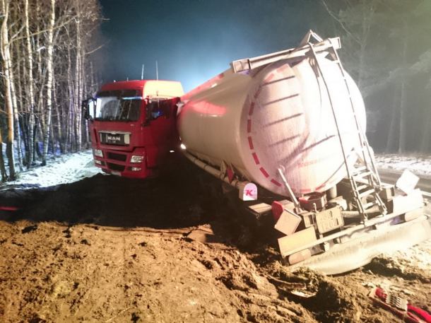 Na trasie Chojnice - Brusy przewróciła się cysterna z olejem napędowym (FOTO)
