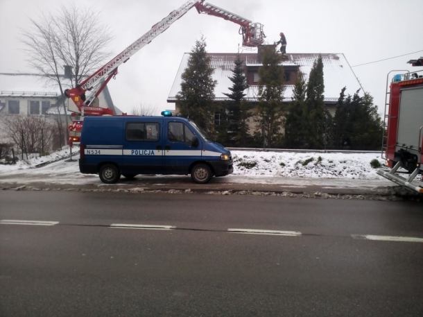 Policjanci uratowali mieszkańców z płonącego budynku