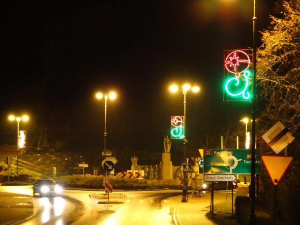 Iluminacja świąteczna Sępólna Krajeńskiego wisi "do góry nogami" (FOTO)