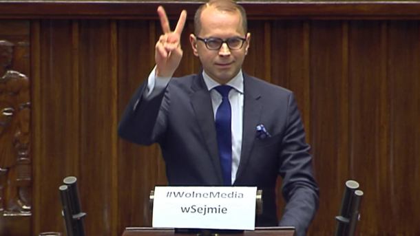 Konstytucja! Wolne media! Posłowie opozycji okupują sejmową mównicę