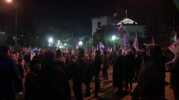 Demonstracja KOD przed Sejmem. Wspierają protestujących posłów opozycji
