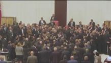 Bójka w tureckim parlamencie. W ruch poszły pięści, kopniaki i... meble