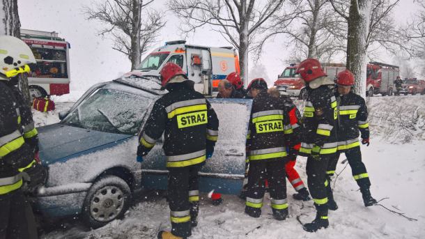Trasa Człuchów - Debrzno. Osobówka uderzyła w drzewo (FOTO)