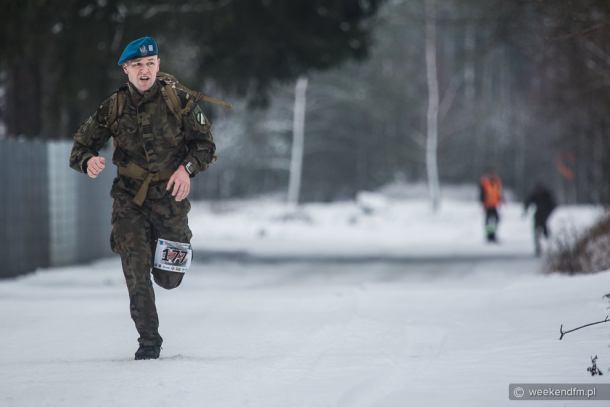 Mundur, wojskowe buty, a na plecach 10 kg plecak. Zobacz relację z III Ćwierćmaratonu Komandosa w Czarnem (FOTO)