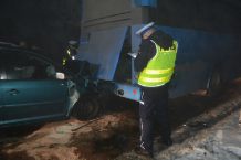 Volkswagen najechał na tył autobusu. Wypadek w powiecie kościerskim