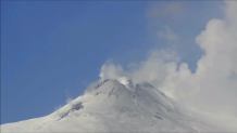 Etna znów aktywna. Z wulkanu wydobywają się kłęby dymu