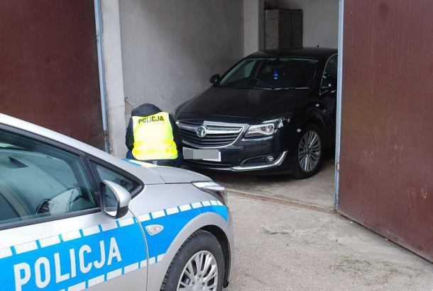 Policja zatrzymała paserów, którzy próbowali sprzedać samochód skradziony w Anglii 