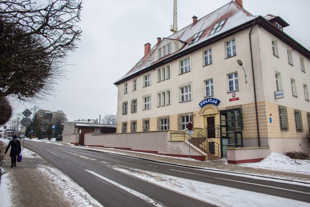 Kompletnie pijany, roznegliżowany mężczyzna zatrzymywał samochody w centrum Kościerzyny