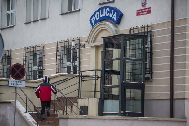 Ukrył się w szafie. Był poszukiwany trzema listami gończymi