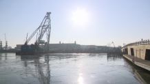 Żaglowiec Down North wydobyty z dna szczecińskiej mariny