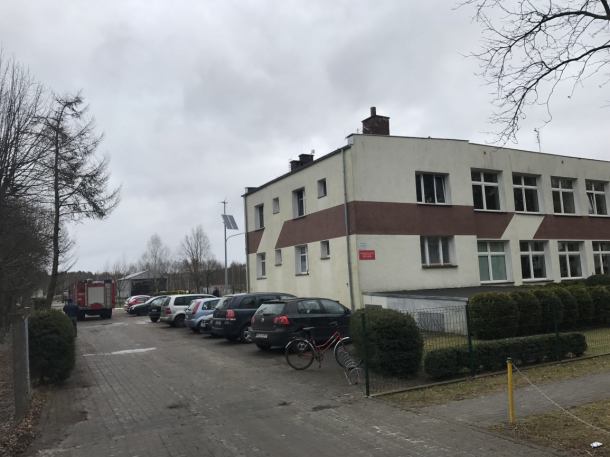 Pożar w mieszkaniu przy szkole w Polnicy. Ewakuowano uczniów