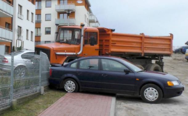Samochód ciężarowy stoczył się ze wzniesienia w Kościerzynie 