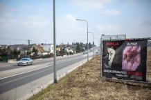 Wróciły kontrowersyjne banery przy ulicy Tucholskiej (FOTO)