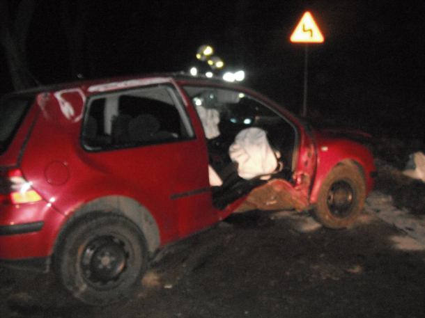 Nocny wypadek drogowy w Wyczechach. Golf uderzył w drzewo