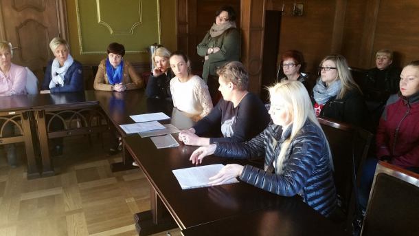 Rodzice z Bytowa protestują przeciwko przenoszeniu ich dzieci do nowej szkoły podstawowej