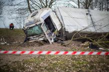 Wypadek na drodze krajowej nr 25. Ciężarówka uderzyła w drzewo (FOTO)