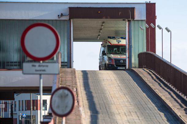 Smart na dachu i potrącona rowerzystka. Dwa wypadki w powiecie kościerskim