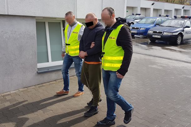 Fałszywi "policjanci" napadli na mieszkańca Sępólna Krajeńskiego. Wpadli po trzech miesiącach