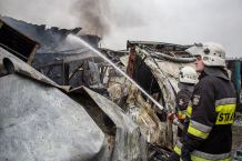Pożar zakładu mechanicznego w miejscowości Zapora w gminie Czersk. Dwie osoby poszkodowane (FOTO)