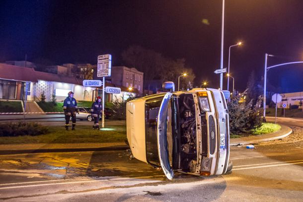 Zderzenie busa i osobówki na skrzyżowaniu ulicy Kościerskiej z Gdańską (FOTO)
