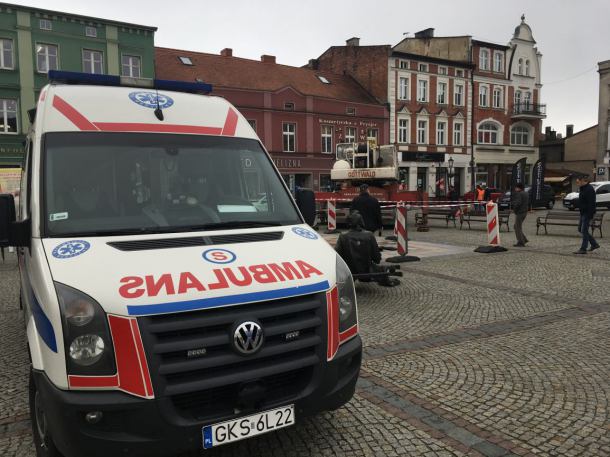 Zobacz, jak karetka utknęła w kościerskiej fontannie (WIDEO)