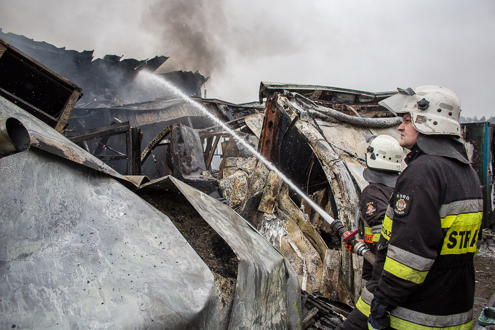 Pożar zakładu mechanicznego w miejscowości Zapora w gminie Czersk. Dwie osoby poszkodowane FOTO