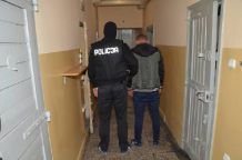 Policjanci znaleźli narkotyki w mieszkaniu i garażu 22-latka 
