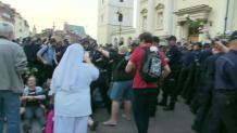 Policja usunęła siłą blokujących Krakowskie Przedmieście. 86. miesięcznica smoleńska