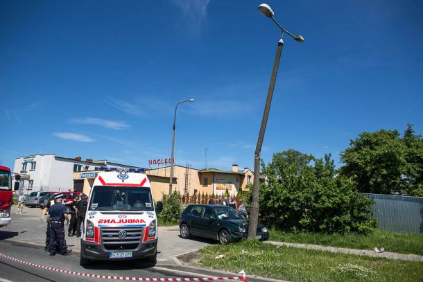 Zderzenie dwóch golfów, jeden wpadł na latarnię (FOTO)