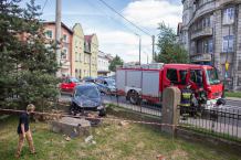 Osobówka wjechała w ogrodzenie i zatrzymała się w ogródku (FOTO)