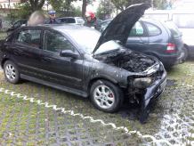 Chojniccy strażacy gasili płonącego opla na parkingu w Parku 1000-lecia (FOTO)