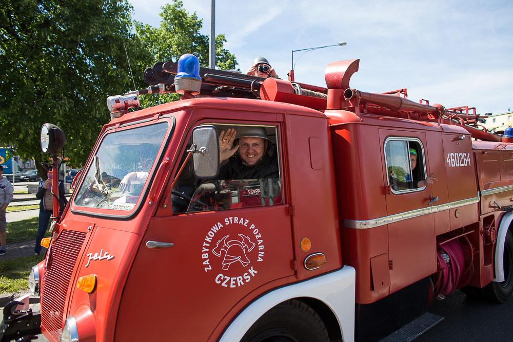 Kilkadziesiąt pojazdów strażackich przejechało ulicami Chojnic FOTO
