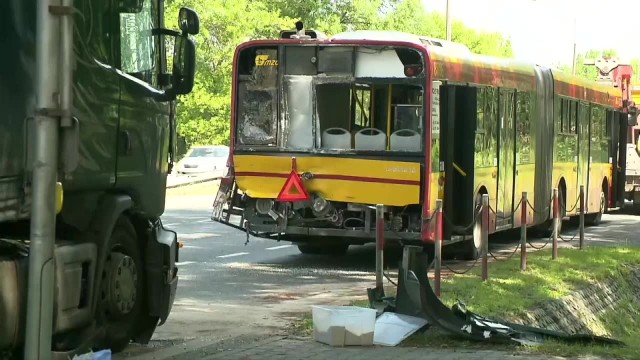 Pijany kierowca ciężarówki wjechał w miejski autobus w Falentach. Siedem osób rannych