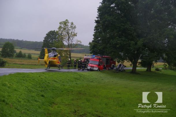 Samochód osobowy uderzył w drzewo. Po rannego przyleciał śmigłowiec LPR