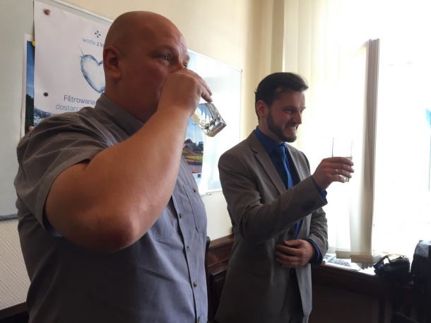 Prezes chojnickich Wodociągów zachęca do picia wody z kranu