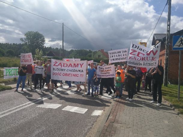 Mieszkańcy Jutrzenki w powiecie bytowskim blokowali drogę (FOTO)