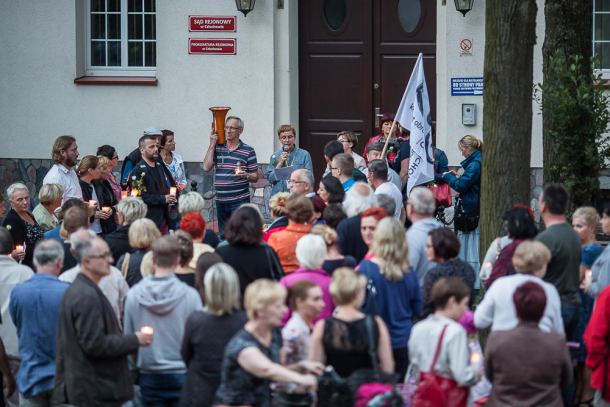 Świece, hymn, białe róże. Protest przed Sądem Rejonowym w Człuchowie