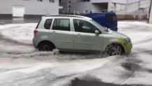 Tym razem drogowców zaskoczyło... lato. W Sankt Petersburgu spadł śnieg