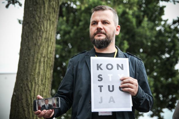 Sprzeczka słowna podczas protestu przed człuchowskim sądem