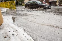 Ulewa nad Chojnicami. Zalane budynki i ulice. Na chodnikach grad (FOTO, WIDEO) 