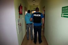 Zniszczył drzwi kamienicy... dla zabawy. Mieszkańcowi Kościerzyny grozi nawet 5 lat więzienia